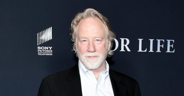 Promotores pedem que Timothy Busfield tenha fiança negada em meio GettyImages-1198325718-timothy-busfield