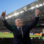 O presidente da Fiorentina, Rocco Commisso, gesticula para os torcedores do clube em campo antes da partida de futebol da final da Conference League entre Olympiacos FC e ACF Fiorentina na OPAP Arena em Atenas, Grécia, em 29 de maio de 2024.
