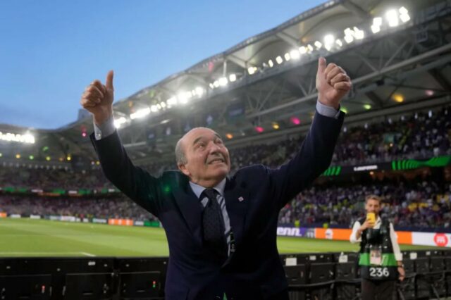 O presidente da Fiorentina, Rocco Commisso, gesticula para os torcedores do clube em campo antes da partida de futebol da final da Conference League entre Olympiacos FC e ACF Fiorentina na OPAP Arena em Atenas, Grécia, em 29 de maio de 2024.