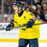 O prospecto dos ilhéus, Victor Eklund, comemora depois de marcar um gol pela Suécia na vitória por 4 a 2 sobre a República Tcheca durante o jogo pela medalha de ouro no Campeonato Mundial Júnior de 2026, em 5 de janeiro de 2026.