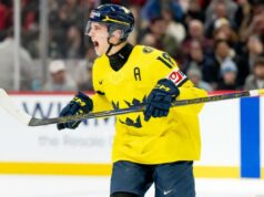 Prospectos ‘jogaram bem’ no torneio Mundial Júnior: Islanders GM O prospecto dos ilhéus, Victor Eklund, comemora depois de marcar um gol pela Suécia na vitória por 4 a 2 sobre a República Tcheca durante o jogo pela medalha de ouro no Campeonato Mundial Júnior de 2026, em 5 de janeiro de 2026.