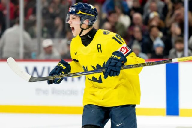 Prospectos 'jogaram bem' no torneio Mundial Júnior: Islanders GM O prospecto dos ilhéus, Victor Eklund, comemora depois de marcar um gol pela Suécia na vitória por 4 a 2 sobre a República Tcheca durante o jogo pela medalha de ouro no Campeonato Mundial Júnior de 2026, em 5 de janeiro de 2026.