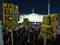 Protestando contra o ICE? Aqui está o que você deve saber. As pessoas se reúnem em torno de um memorial improvisado em homenagem a Renee Good, que foi morta a tiros por um agente da lei federal perto do local do tiroteio em Minneapolis, quinta-feira, 8 de janeiro de 2026. (AP Photo/Tom Baker)