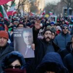 Manifestantes participam de manifestação em Berlim, em apoio aos protestos no Irã