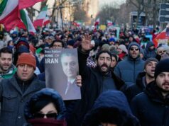 Protestos mortais no Irã atingem a marca de duas semanas enquanto o país permanece sem internet Manifestantes participam de manifestação em Berlim, em apoio aos protestos no Irã