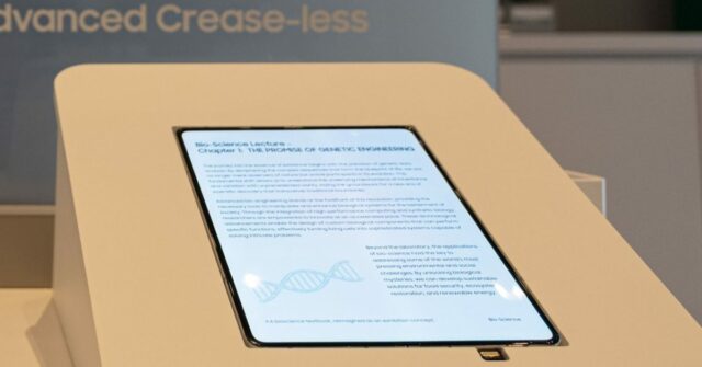 Provavelmente é a tela Fold do iPhone e parece incrível