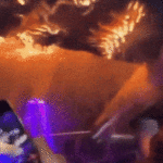 Imagens de mídia social mostraram os estágios iniciais do incêndio enquanto ele se espalhava pelo teto.