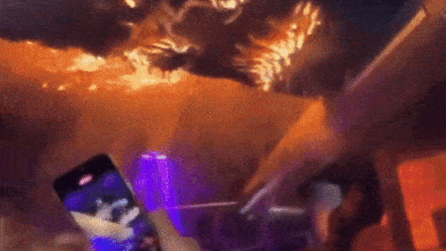 Provavelmente ocorreu um flashover durante o incêndio na boate suíça. Imagens de mídia social mostraram os estágios iniciais do incêndio enquanto ele se espalhava pelo teto.