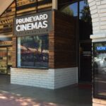 Placa e logotipo do Pruneyard Cinemas, localizado próximo à entrada do...