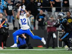 Puka Nacua perde potencial segundo touchdown em falha difícil dos Rams O wide receiver do Los Angeles Rams, Puka Nacua (12), erra uma tentativa de recepção durante a primeira metade de um jogo de futebol americano wild card da NFL contra o Carolina Panthers, sábado, 10 de janeiro de 2026, em Charlotte, NC (