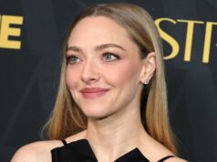 Qual é o segredo de Amanda Seyfried para lábios carnudos e perfeitamente rosados? Este batom fosco de $ 35 HOLLYWOOD, CA - 06 DE DEZEMBRO: Jennifer Aniston comparece à estreia de 'Dumplin' da Netflix no TCL Chinese 6 Theatres em 6 de dezembro de 2018 em Hollywood, Califórnia. (Foto de Axelle/Bauer-Griffin/FilmMagic)