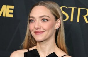 Qual é o segredo de Amanda Seyfried para lábios carnudos e perfeitamente rosados? Este batom fosco de $ 35 HOLLYWOOD, CA - 06 DE DEZEMBRO: Jennifer Aniston comparece à estreia de 'Dumplin' da Netflix no TCL Chinese 6 Theatres em 6 de dezembro de 2018 em Hollywood, Califórnia. (Foto de Axelle/Bauer-Griffin/FilmMagic)