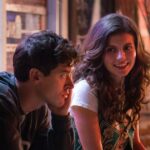 Qual é o trabalho de Poppy em ‘Pessoas que conhecemos nas férias’? Por dentro de sua carreira