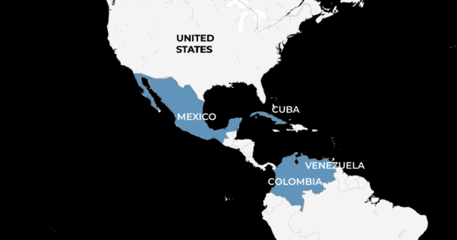 O presidente dos EUA, Donald Trump, fala aos repórteres a bordo do Força Aérea Um, a caminho da Flórida para a Base Conjunta de Andrews, Maryland, EUA, 4 de janeiro de 2026. REUTERS/Jonathan Ernst