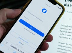 Quase 5 milhões de contas de mídia social australianas foram apagadas em uma única semana A Ministra das Comunicações e Ministra do Esporte, Anika Wells, durante uma visita ao St John Paul II College para se reunir com alunos e funcionários, em Canberra, na quinta-feira, 11 de dezembro de 2025.