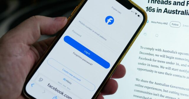 A Ministra das Comunicações e Ministra do Esporte, Anika Wells, durante uma visita ao St John Paul II College para se reunir com alunos e funcionários, em Canberra, na quinta-feira, 11 de dezembro de 2025.