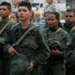 Membros da guarda de honra militar de Cuba carregam urnas cobertas com a bandeira cubana contendo os restos mortais de soldados mortos no ataque dos EUA e na captura do presidente venezuelano Nicolás Maduro e sua esposa, Cilia Flores, em Caracas, em 3 de janeiro, durante seu funeral no Cemitério Colón, em Havana, Cuba, 16 de janeiro de 2026. REUTERS/Norlys Perez