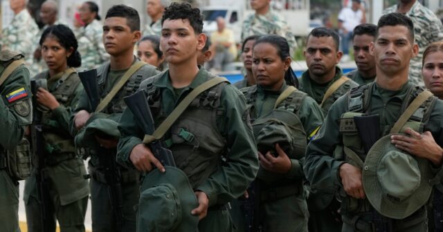 Membros da guarda de honra militar de Cuba carregam urnas cobertas com a bandeira cubana contendo os restos mortais de soldados mortos no ataque dos EUA e na captura do presidente venezuelano Nicolás Maduro e sua esposa, Cilia Flores, em Caracas, em 3 de janeiro, durante seu funeral no Cemitério Colón, em Havana, Cuba, 16 de janeiro de 2026. REUTERS/Norlys Perez