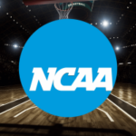 Quase uma década de jovens atletas da NCAA em desacordo com as apostas universitárias. Logotipo da NCAA centralizado em uma quadra de basquete coberta mal iluminada, com luzes de arena no alto e um aro visível ao fundo.