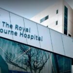 O ataque ocorreu em uma casa em Melton, cerca de 40 km a oeste do CBD de Melbourne.