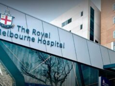 Quatro pessoas gravemente feridas em ataque de cães dentro de casa em Melbourne O ataque ocorreu em uma casa em Melton, cerca de 40 km a oeste do CBD de Melbourne.