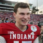 Guia da família do quarterback da Universidade de Indiana, Fernando Mendoza