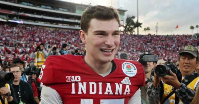 Guia da família do quarterback da Universidade de Indiana, Fernando Mendoza