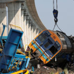 Queda de guindaste causa acidente de trem mortal na Tailândia