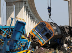 Queda de guindaste causa acidente de trem mortal na Tailândia Queda de guindaste causa acidente de trem mortal na Tailândia
