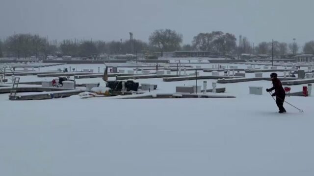 Queda de neve em Chicago, parte de uma grande tempestade de inverno nos EUA, traz gelo e temperaturas frias
