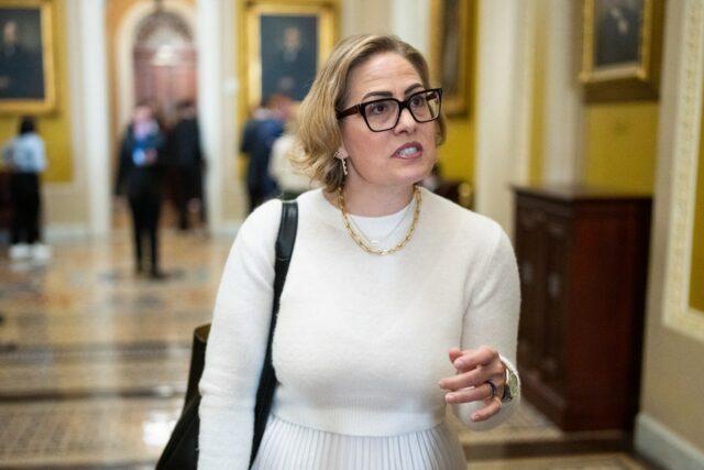 Quem é Matthew Ammel? Kyrsten Sinema Guarda-costas no processo do Quem é Matthew Ammel? Kyrsten Sinema Guarda-costas no processo do Center of Affair