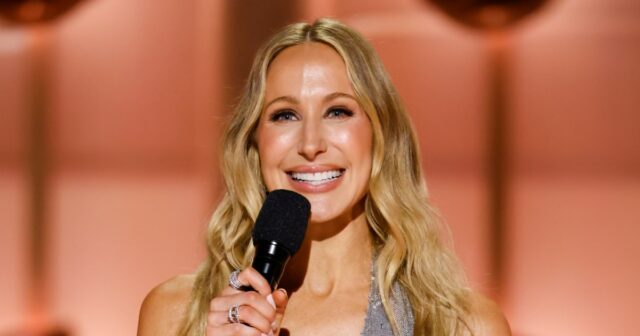 Quem é Nikki Glaser? Tudo sobre o apresentador do Globo de Ouro
