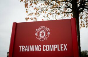 Quem é Jaume Camacho? Talento da academia do Man Utd faz estreia na Premier League Sub-18 O Manchester United comemora a vitória na liga.