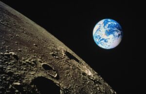 Quem herdará as estrelas? Um especialista em ética espacial sobre o que não estamos falando view of Earth with moon surface in foreground