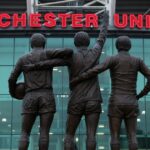 Futebol Futebol - Liga Europa - Manchester United x Bodo/Glimt - Old Trafford, Manchester, Grã-Bretanha - 28 de novembro de 2024 Mercadoria à venda com o técnico do Manchester United Ruben Amorim e o ex-técnico Alex Ferguson fora do estádio antes da partida REUTERS/Molly Darlington