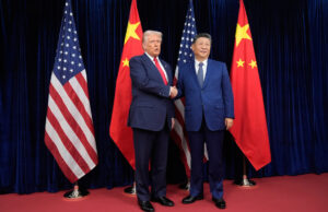 Quem se beneficia mais com a “América em primeiro lugar”? China. ARQUIVO - Pessoas caminham entre prédios, 17 de dezembro de 2024, no campus da Universidade de Harvard em Cambridge, Massachusetts (AP Photo/Steven Senne, Arquivo)