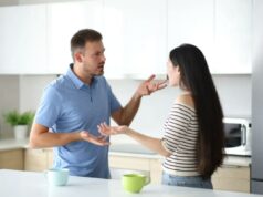 Querida Abby: Meu irmão não está falando comigo porque me recusei a fornecer informações confidenciais a ele Uma mulher idosa com um suéter cinza tocando a garganta.