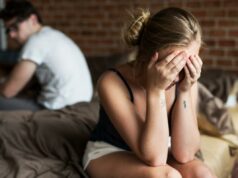 Querida Abby: Meu relacionamento com meu namorado de 18 anos está desmoronando Homem irritado e mulher sentados num sofá e discutindo.