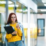 Querida Abby: Meus colegas de trabalho me intimidam por causa da minha cara de bebê