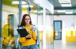 Querida Abby: Meus colegas de trabalho me intimidam por causa da minha cara de bebê Querida Abby: Meus colegas de trabalho me intimidam por causa da minha cara de bebê