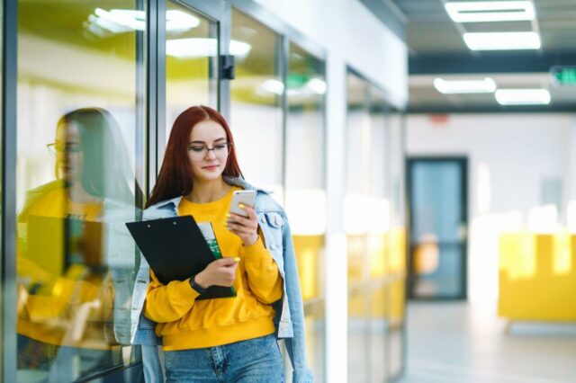 Querida Abby: Meus colegas de trabalho me intimidam por causa da minha cara de bebê
