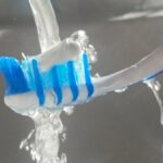 Querida Abby: Vi uma mulher escovar os dentes na mesa de um restaurante sofisticado