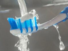 Querida Abby: Vi uma mulher escovar os dentes na mesa de um restaurante sofisticado Querida Abby: Vi uma mulher escovar os dentes na mesa de um restaurante sofisticado