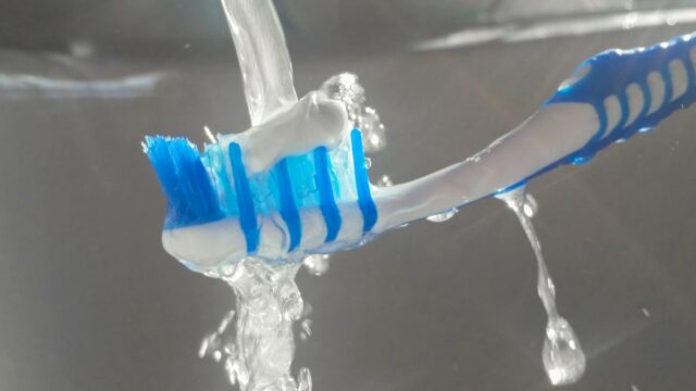 Querida Abby: Vi uma mulher escovar os dentes na mesa de um restaurante sofisticado
