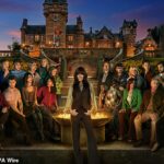 O nada glamoroso hotel de aeroporto de £ 53 por noite onde as estrelas de The Traitors realmente dormem foi revelado - e não é o Ardross Castle (apresentadora Claudia Winkleman na foto com os concorrentes deste ano)