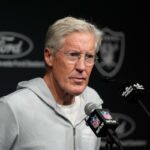 O técnico do Las Vegas Raiders, Pete Carroll, fala em entrevista coletiva.