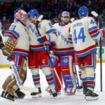 O New York Rangers comemora sua vitória por 5 a 1 contra o Florida Panthers durante o 2026 Discover NHL Winter Classic no LoanDepot Park em 2 de janeiro de 2026 em Miami, Flórida.
