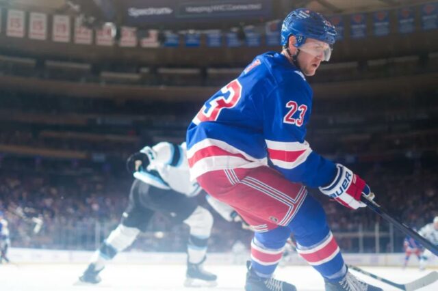 Adam Fox, do New York Rangers, patinando contra o Utah Mammoth no Madison Square Garden.