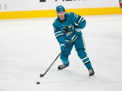 Rangers reivindicam isenção de Vincent Iorio para preencher a necessidade esperada da linha azul O defensor do San Jose Sharks, Vincent Iorio (22), tenta passar o disco durante o jogo da NHL entre o Vegas Golden Knights e o San Jose Sharks em 11 de janeiro de 2026 no SAP Center em San Jose, CA.