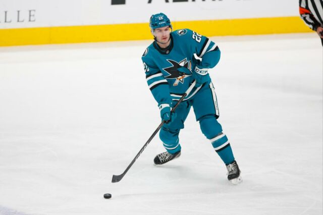 Rangers reivindicam isenção de Vincent Iorio para preencher a necessidade O defensor do San Jose Sharks, Vincent Iorio (22), tenta passar o disco durante o jogo da NHL entre o Vegas Golden Knights e o San Jose Sharks em 11 de janeiro de 2026 no SAP Center em San Jose, CA.